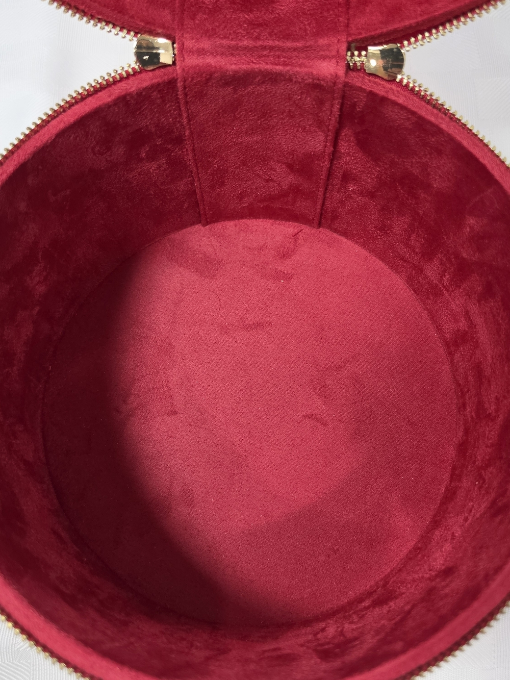 Bobbi Brown Red Round Cosmetic Case with Gold Hardware - Picture 6 of 9